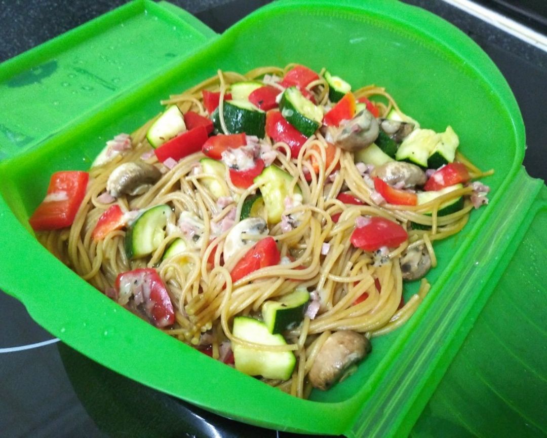 Espaguetis con verduras, todo en Lekue Espaguetis con verduras, todo en Lekue