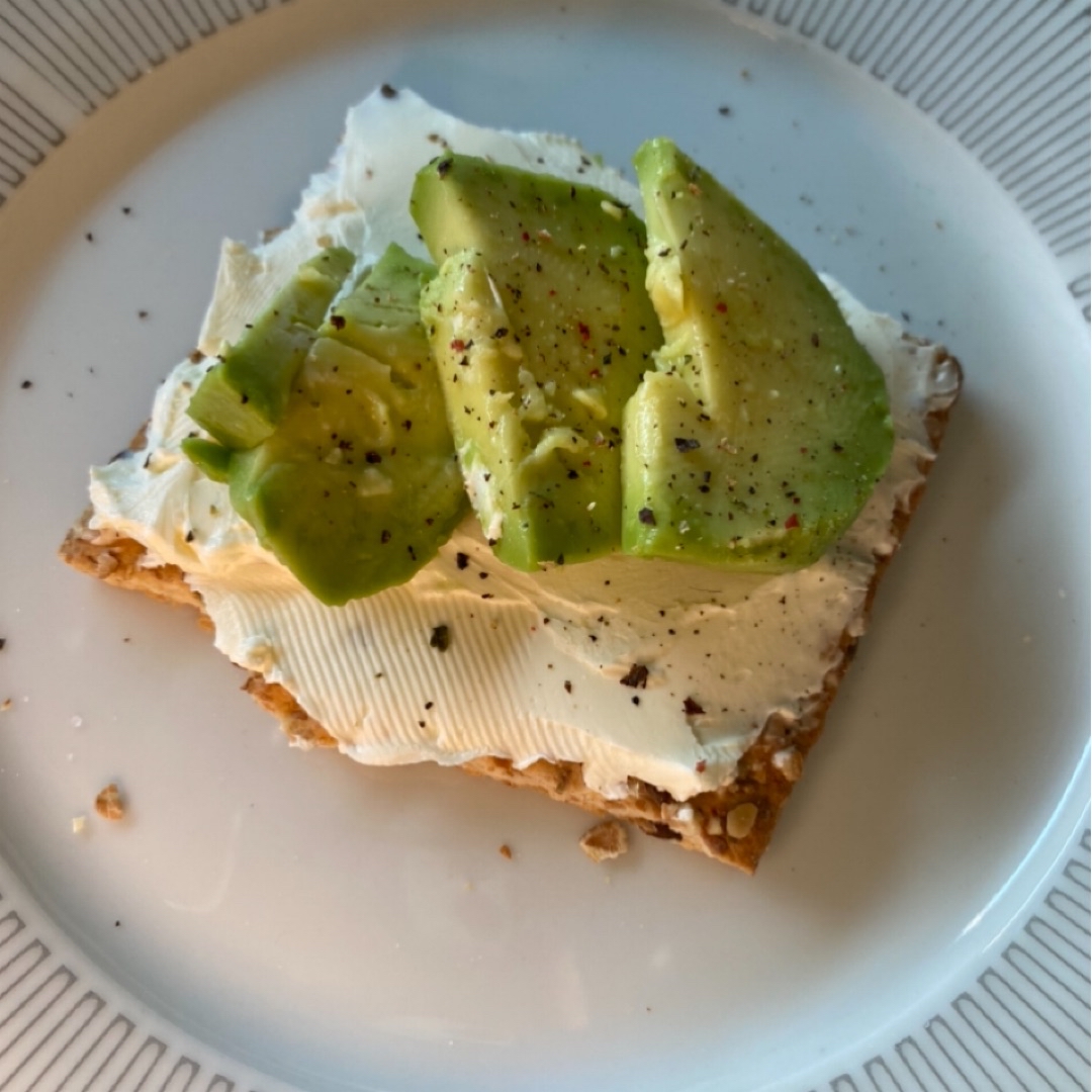 Tostada de tomate, queso fresco y aguacate 🥑 Tostada de tomate, queso fresco y aguacate 🥑