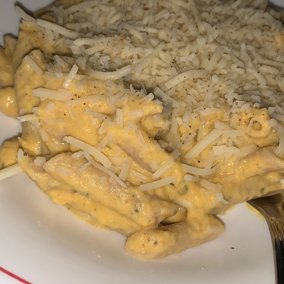 Macarrones con salsa de calabaza y zanahoria 