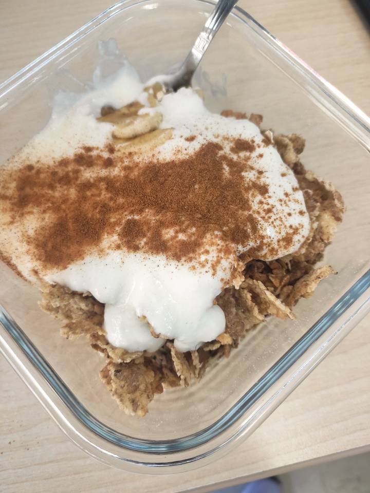 Cereales integrales con plátano, yogur y canela