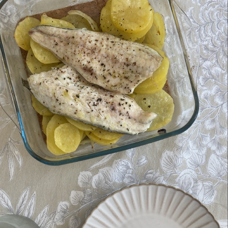 Lubina al horno con patatas Lubina al horno con patatas