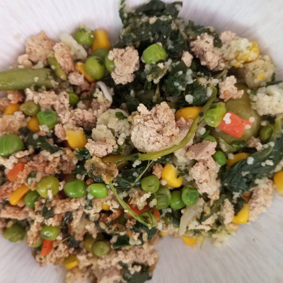 Cuscús con tofu marinado, espinacas 🥬, maíz 🌽 y otras verduras.