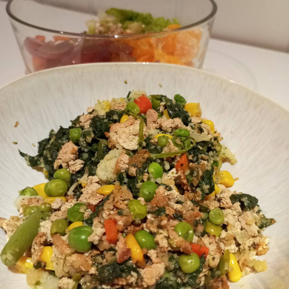 Cuscús con tofu marinado, espinacas 🥬, maíz 🌽 y otras verduras.
