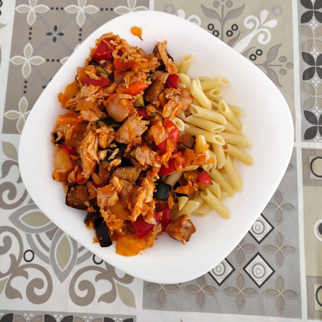 Macarrones con verduras y pollo Macarrones con verduras y pollo