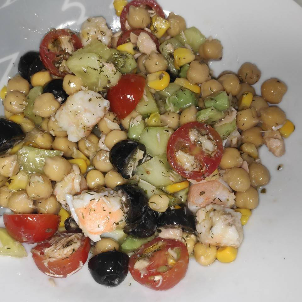 Ensalada de garbanzos con langostinos y salm贸n馃構 Ensalada de garbanzos con langostinos y salm贸n馃構