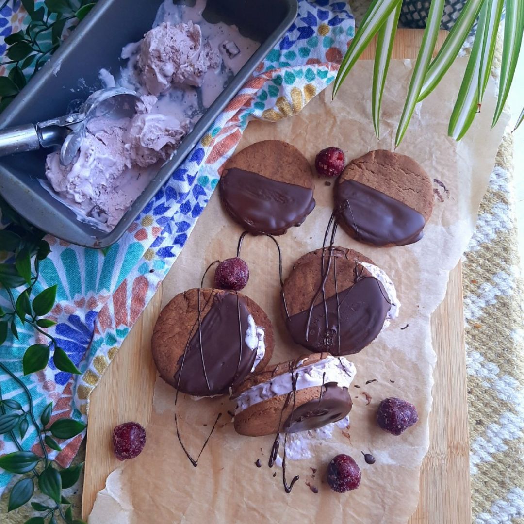 Helado de coco y cerezas Helado de coco y cerezas