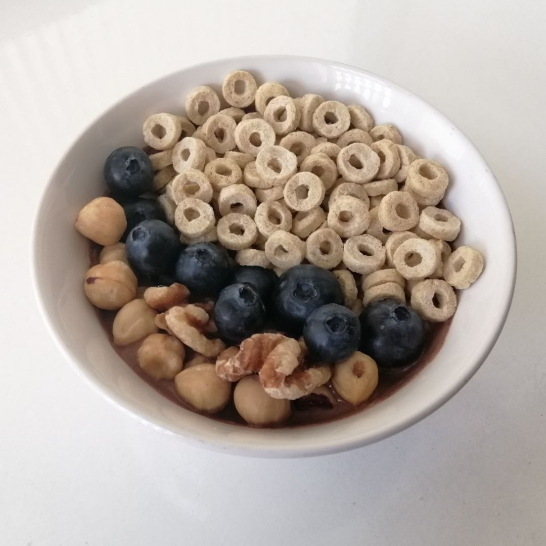 Bol de cereales crujientes chocolateados con arándanos y frutos secos Bol de cereales crujientes chocolateados con arándanos y frutos secos